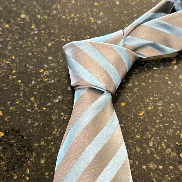 Hugo Boss Blue/Silver Silk Tie. - Picture 1 of 5